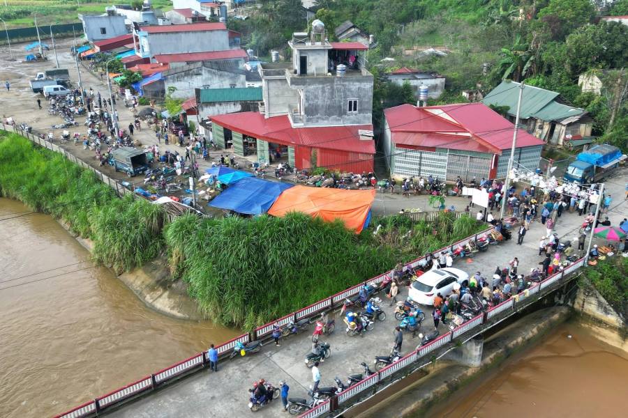 Locals flock to the market 