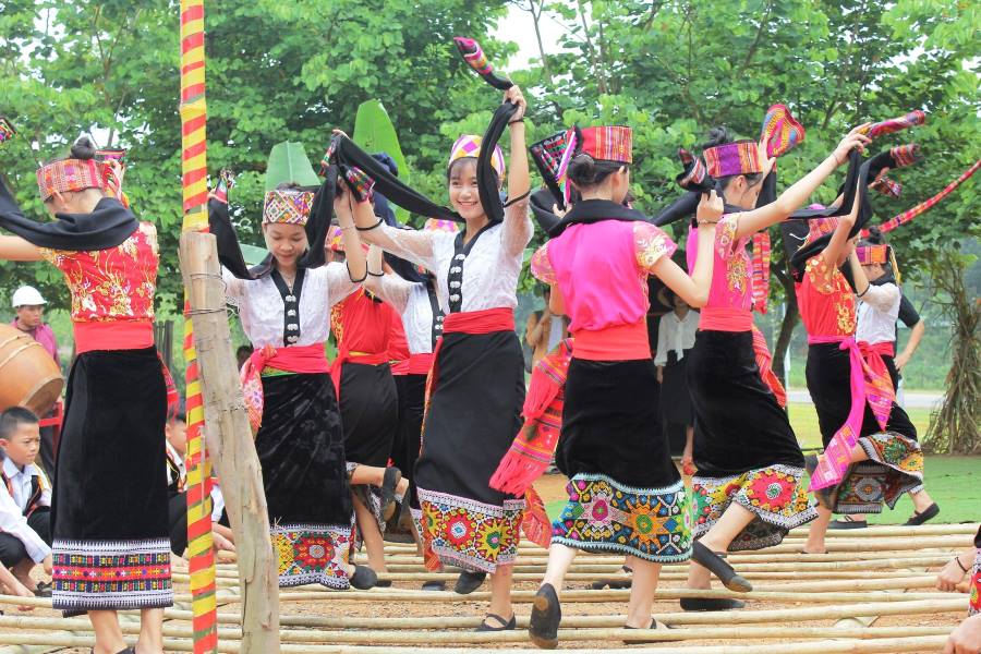 Singing and dancing at the Bac Ha Market