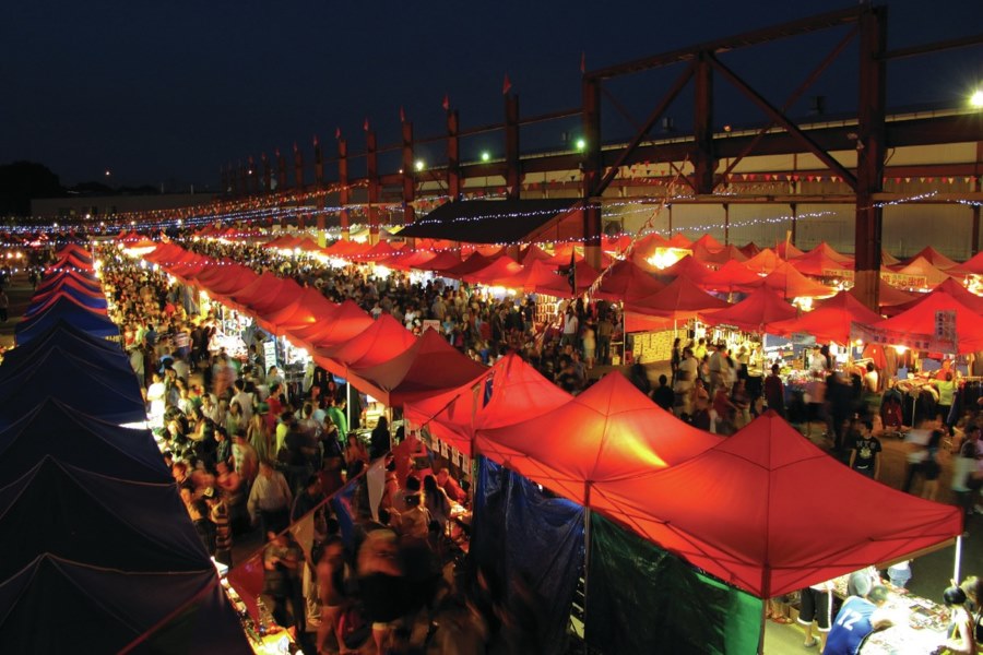  The two most famous night markets in Laos