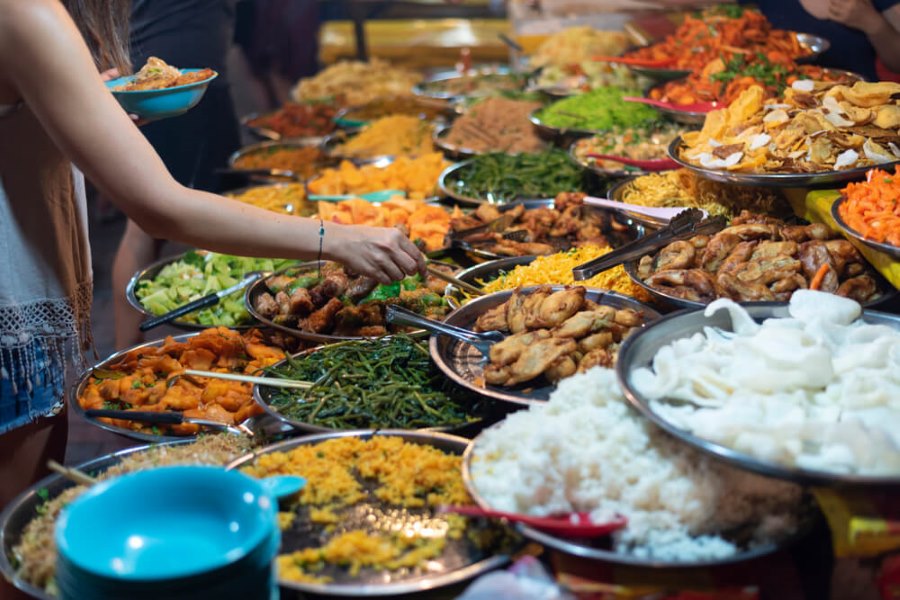 Some tips for visitors when traveling the night markets in Laos 