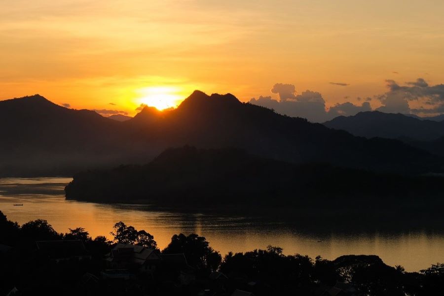 Phou Si Mount is also the best spot to watch the sunset in Luang Prabang