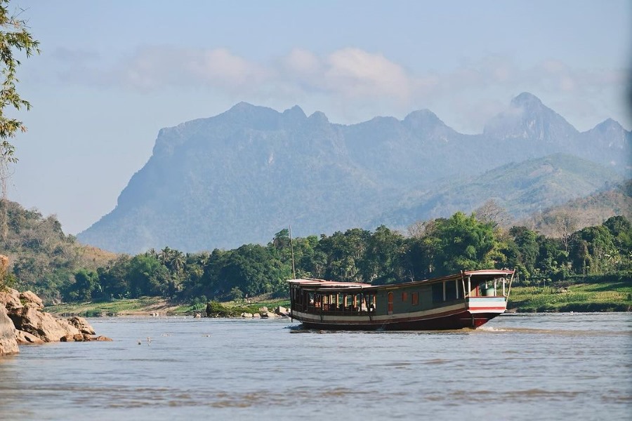 Cruising the Mekong river to Pak Ou Caves