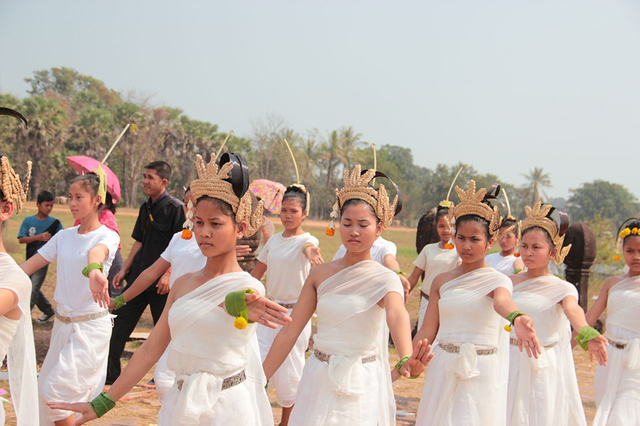 Dancing ceremonies during Boun Wat Phou