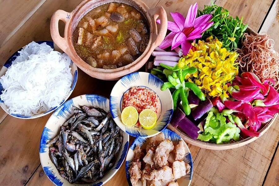 Ingredients of Linh fish hotpot with sesbania flowers are easily found in the Mekong Delta