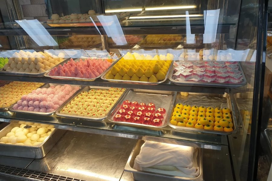 Maedah Restaurant is located just a 3-minute walk from Pratunam Market