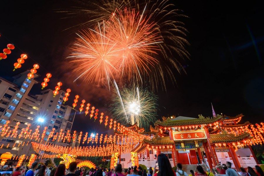 People are watching fireworks on New Lunar Year's Eve 