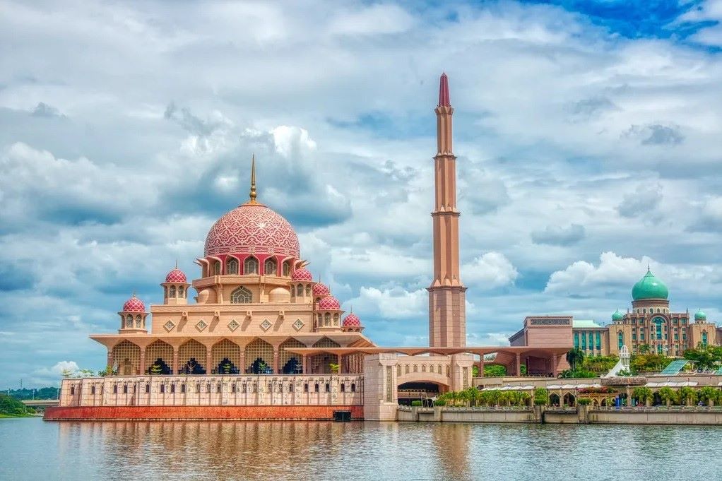 Exploring Malaysian Temples and Mosques - Architectural Wonders