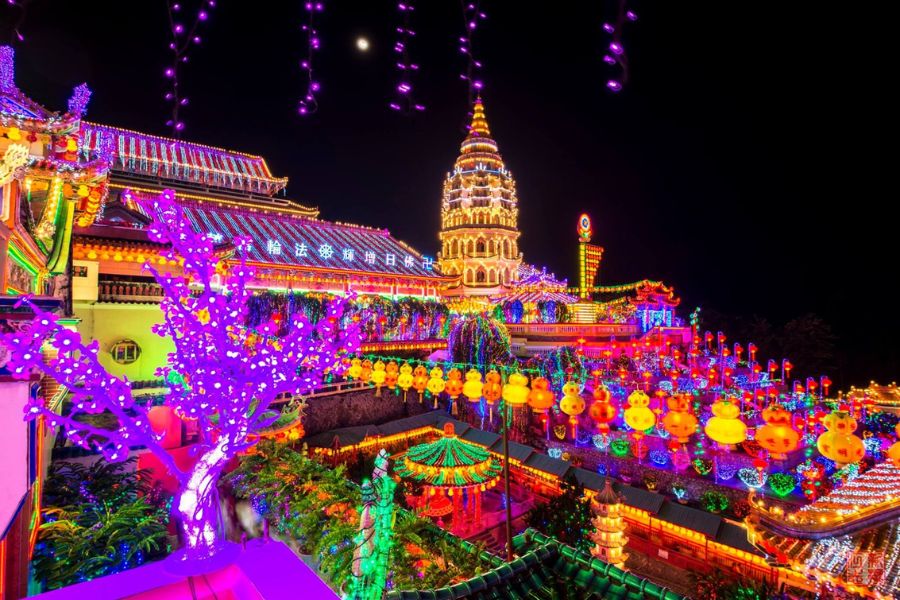 Kek Lok Si Temple stand out at night 