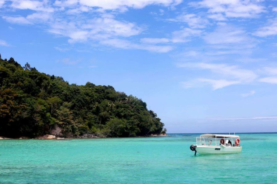 Travel from Sandakan Yacht Club by boat to Lankayan Island 