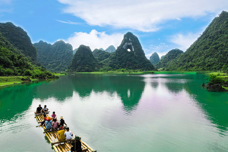 Enjoy the view of Mat Than mountain while sitting on the boat