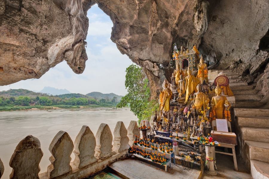 The mysterious natural scenery of the Pak Ou Caves