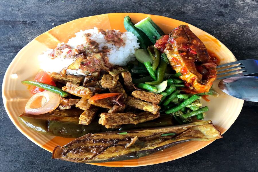 Being born in and raised as a Malaysian, nothing satisfies our appetite more than nasi campur - Photo: Restoran Kak Yan Nasi Campur