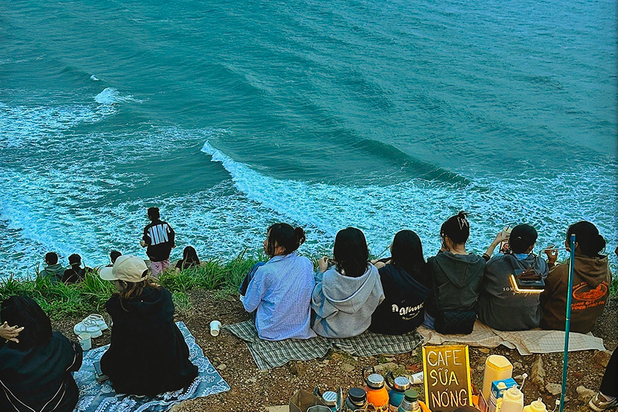 Observing the sea scenery at Nghinh Phong Cape
