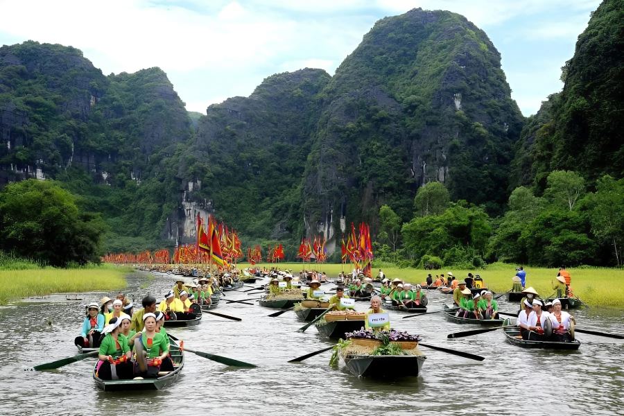 Tourists on a boat ride along Ngo Dong River, Tam Coc 