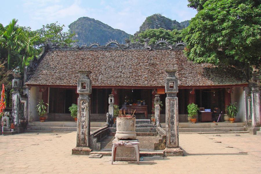 The main hall of King Dinh Tien Hoang Temple