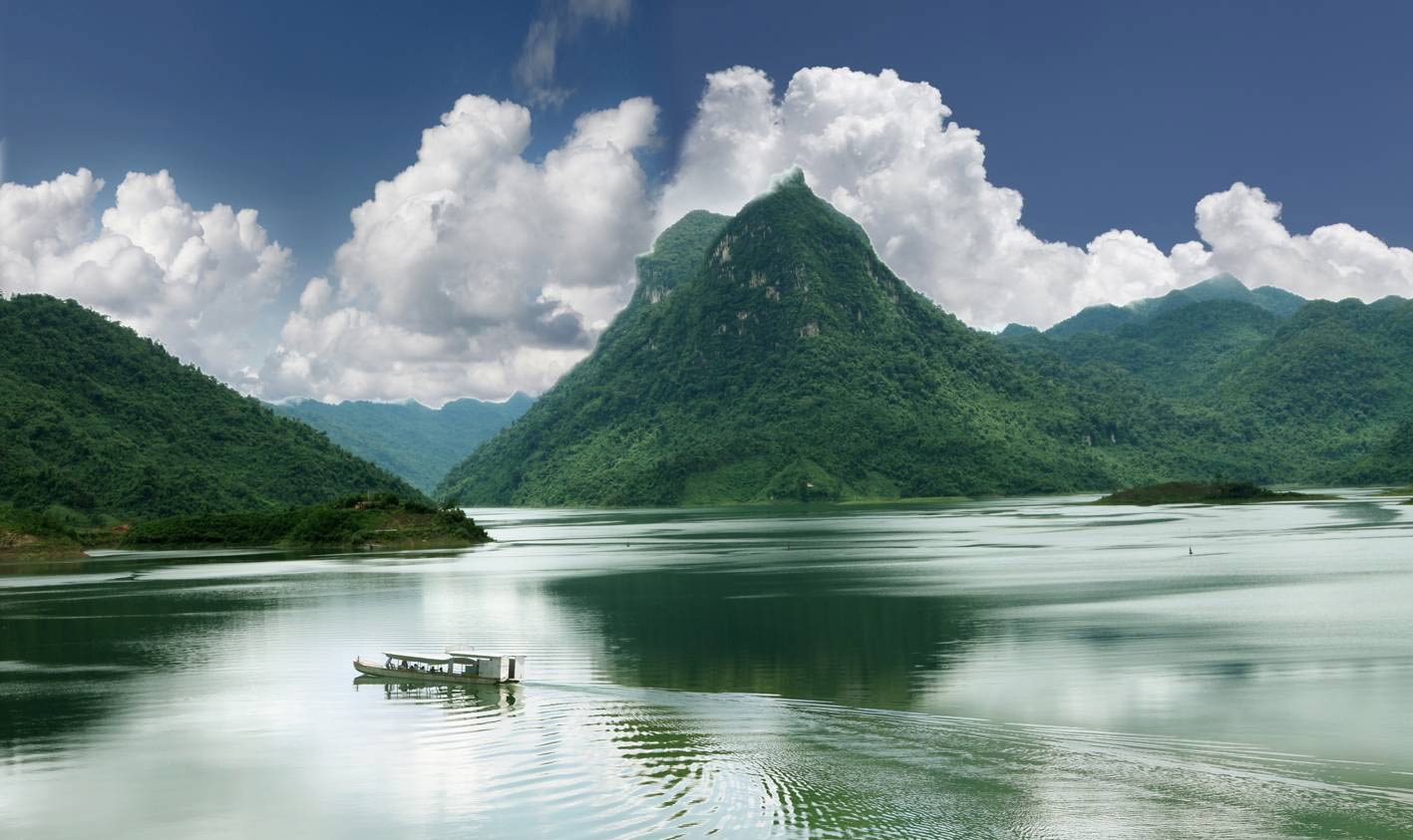 Pa Khoang Lake is referred to as a miniature Ha Long Bay
