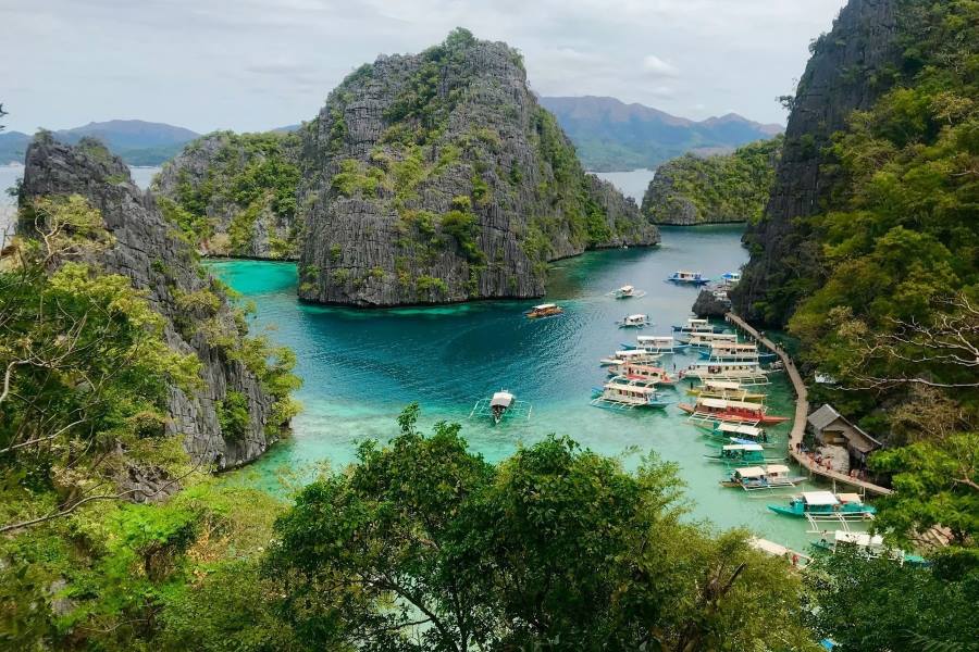 Palawan also has a system of mysterious caves inside steep cliffs (Cre: Follow the coconuts)