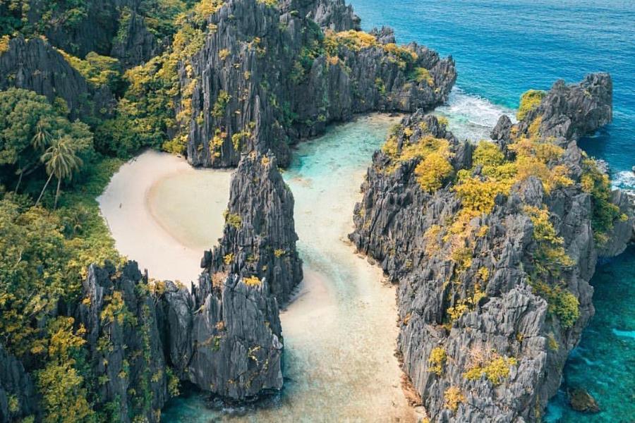 Nature has given El Nido perfect islands and limestone mountains