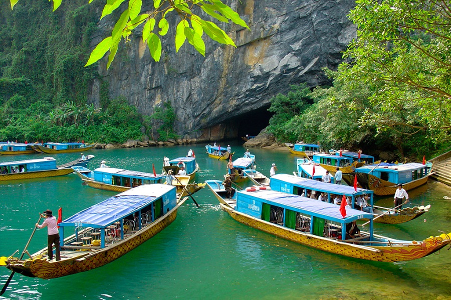 The most suitable time to visit the Chay River and Toi Cave is during spring and summer