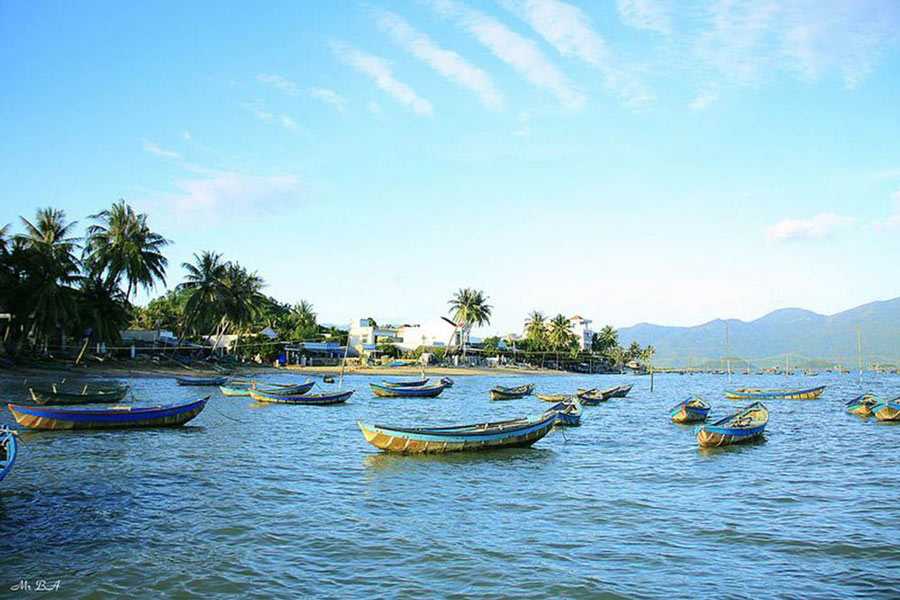 Admiring the beauty of Nha Phu Lagoon