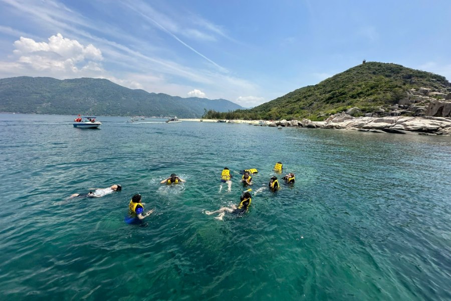An ideal swimming spot with clear water, not too crowded (Source: News) 