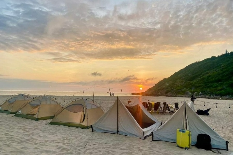 Camping overnight at Bai Mon and witnessing the stunning sunrise (Source: News)