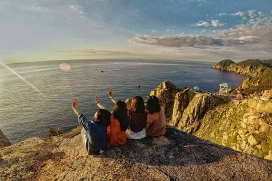 The moment of sunset offers a breathtaking backdrop for your memorable photo (Source: Tuy Hoa Go)