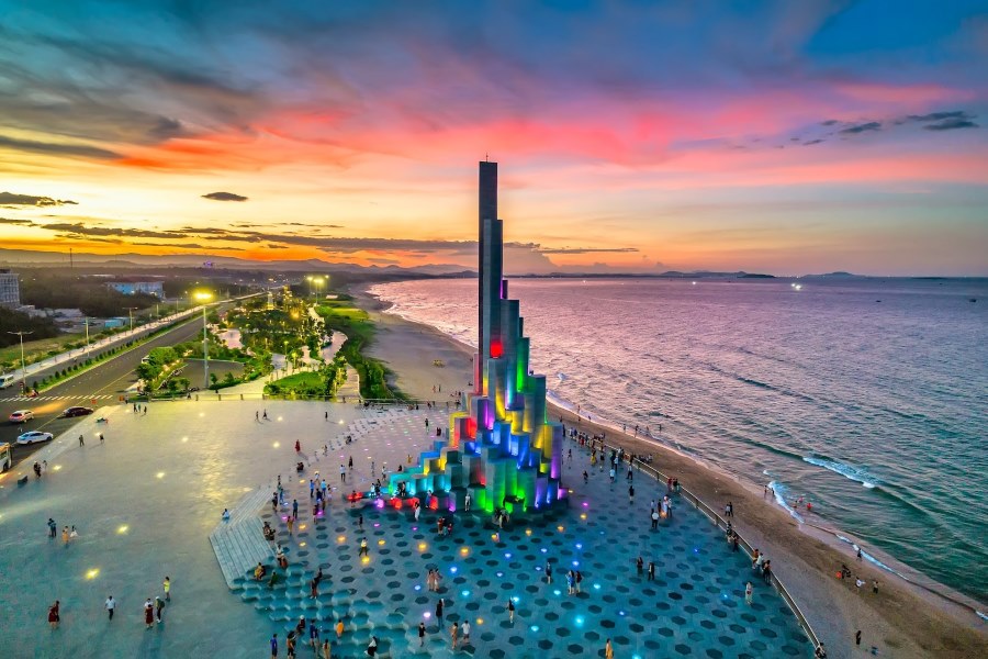 Tuy Hoa Beach features a long sandy shoreline and crystal-clear waters (Source: Xanhsm)