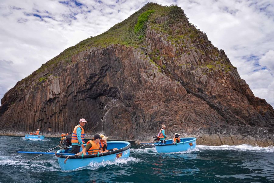 Explore Hon Yen on a basket boat (Source: Phu Yen Tour)