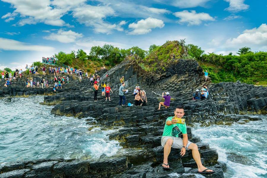Many visitors are coming to check in with Stone Plates