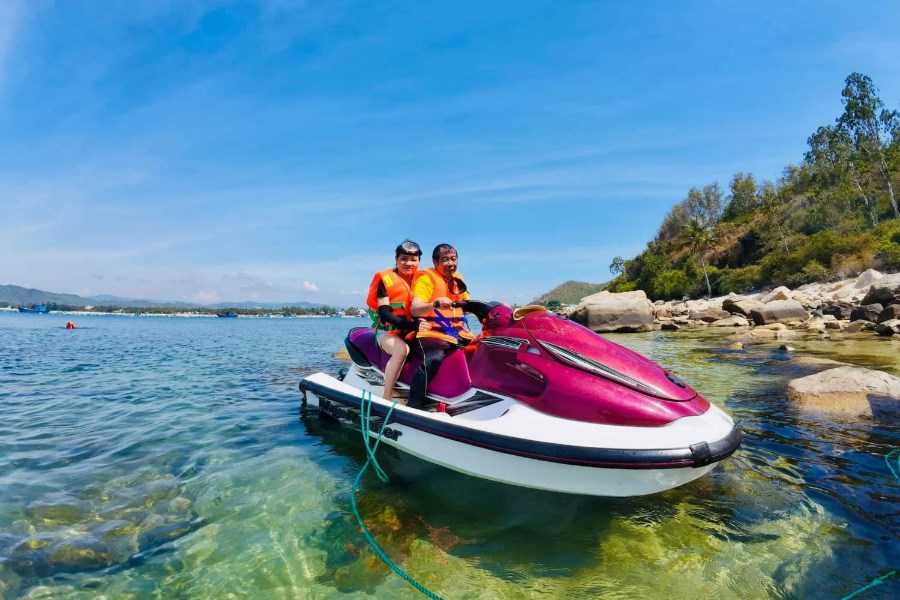Snorkeling in the clear water with local fisherman (Source: Bnews) 