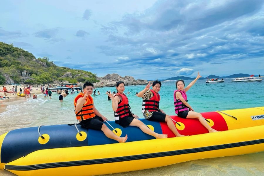 Beach activities in Vung Ro Bay (Source: News) 