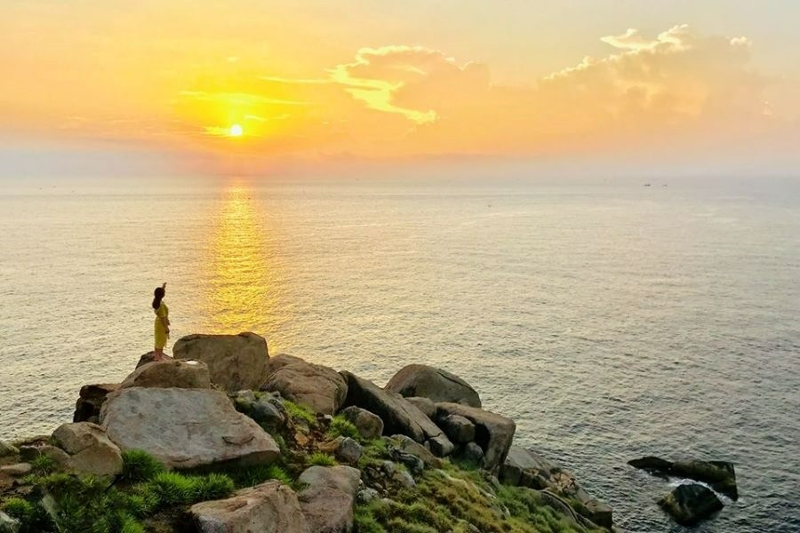 Watching the sunset in Vung Ro Bay (Source: Phu Yen)