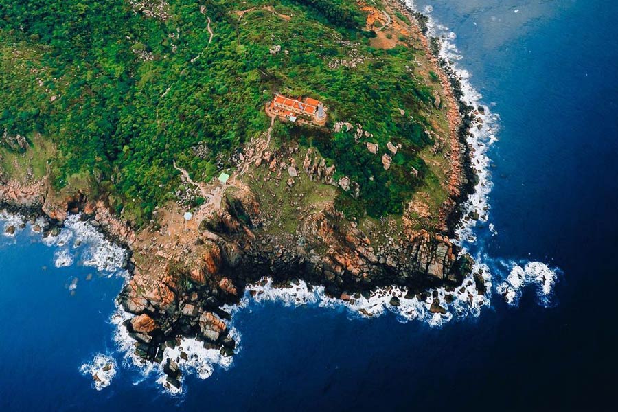  Phu Yen, located in the South Central Coast of Vietnam, experiences a tropical monsoon climate