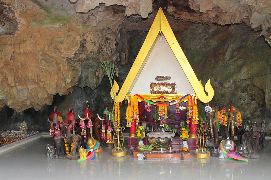 The Phor Ta Khao Chang Shrine, Phung Chang Cave