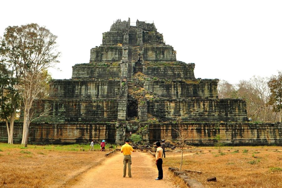 Koh Ker, also known as Chok Gargyar, is a 10th-century temple complex