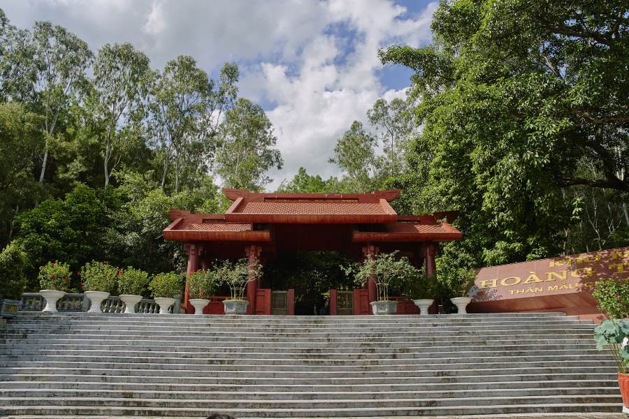 Visit the tomb of Mrs. Hoang Thi Loan (Mother of Uncle Ho)
