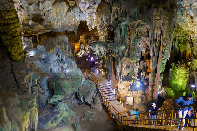 After visiting Phong Nha water cave, tourists often visit the dry cave, Tien Son cave