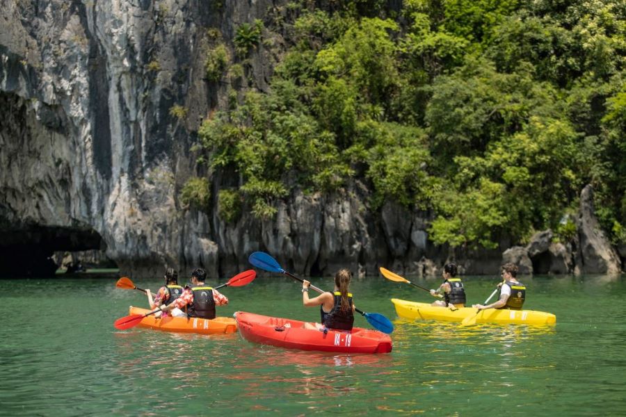 Kayaking to explore Ha Long Bay