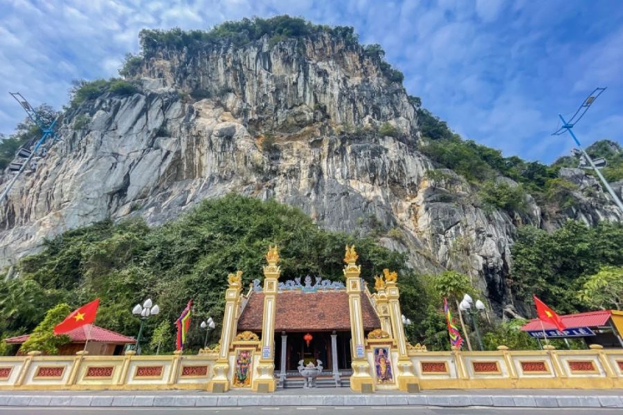 Long Tien Pagoda at the foot of the mountain