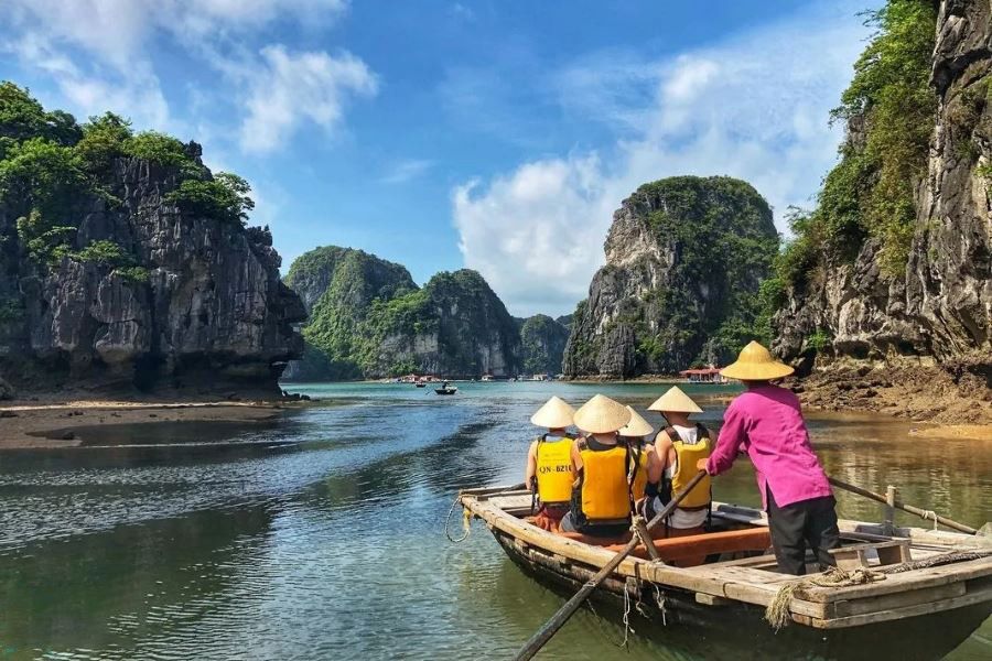 From March to May, the weather in Bai Tu Long is cool with clear skies 