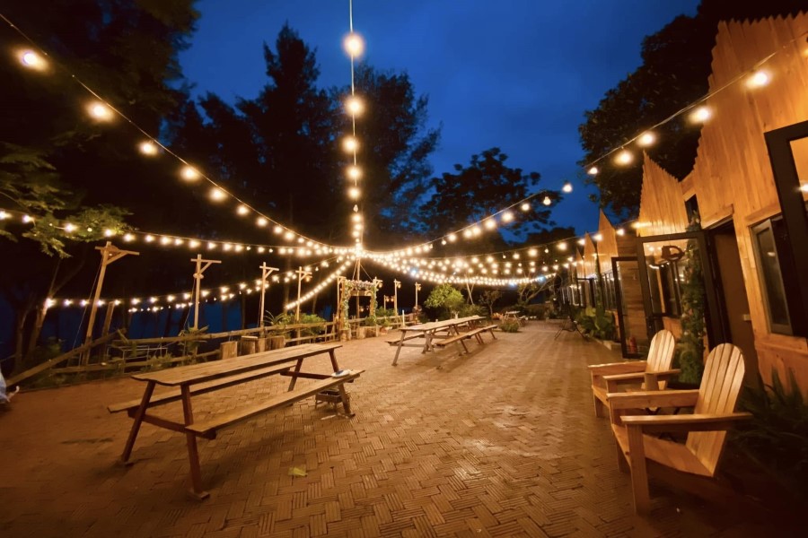 Enjoy outdoor seafood dining at a homestay on Cai Chien Island (Source: Happyhome)