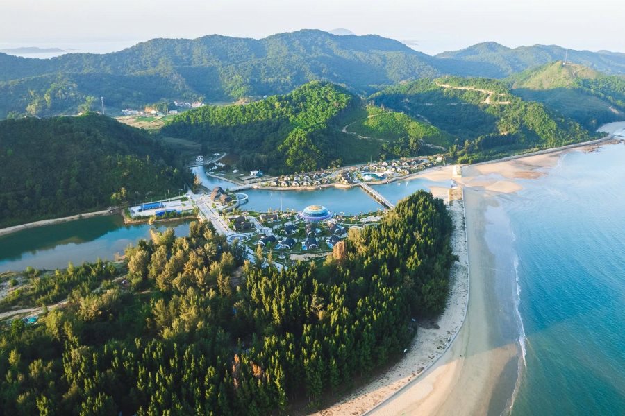 White sandy beach and crystal-clear water at Dau Rong Beach (Source: Vinpearl)