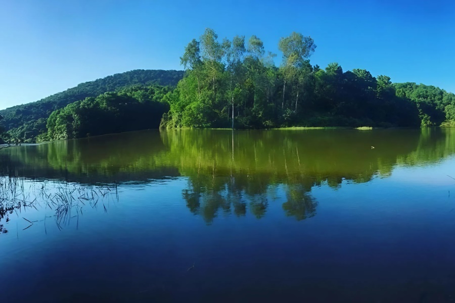 Khe Dau Lake boasts a pristine and picturesque beauty (Source: Phuotvivu)