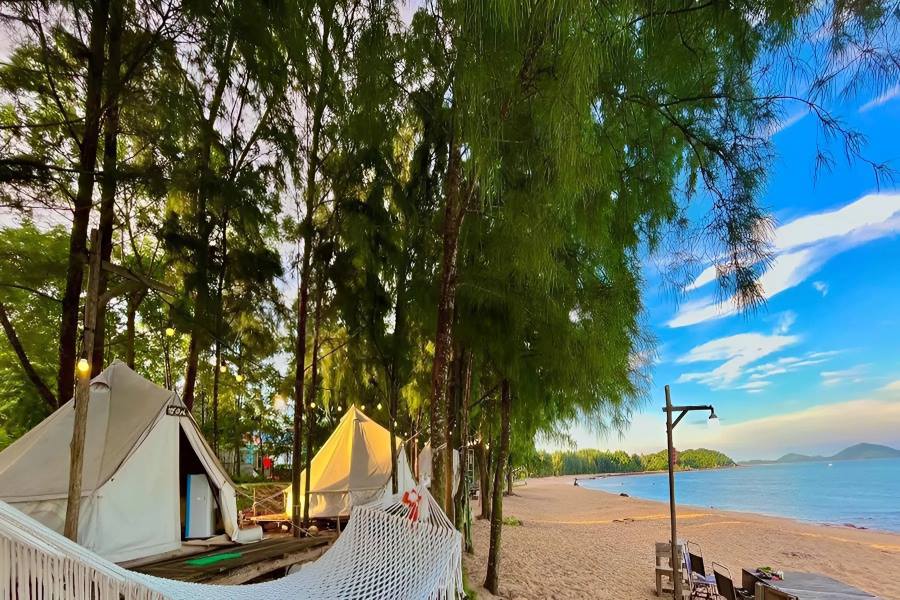 Camping outdoors and watching the sunrise on the beach in Cai Chien Island (Source: Dulich) 