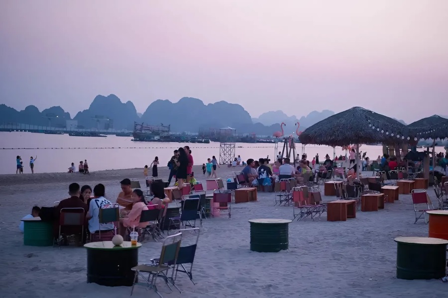 A very chill bar located right by the seaside