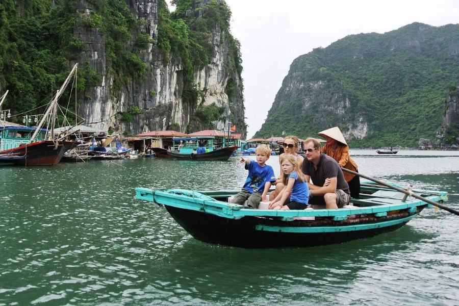 Discover the scenery and unique charm of Cua Van fishing village