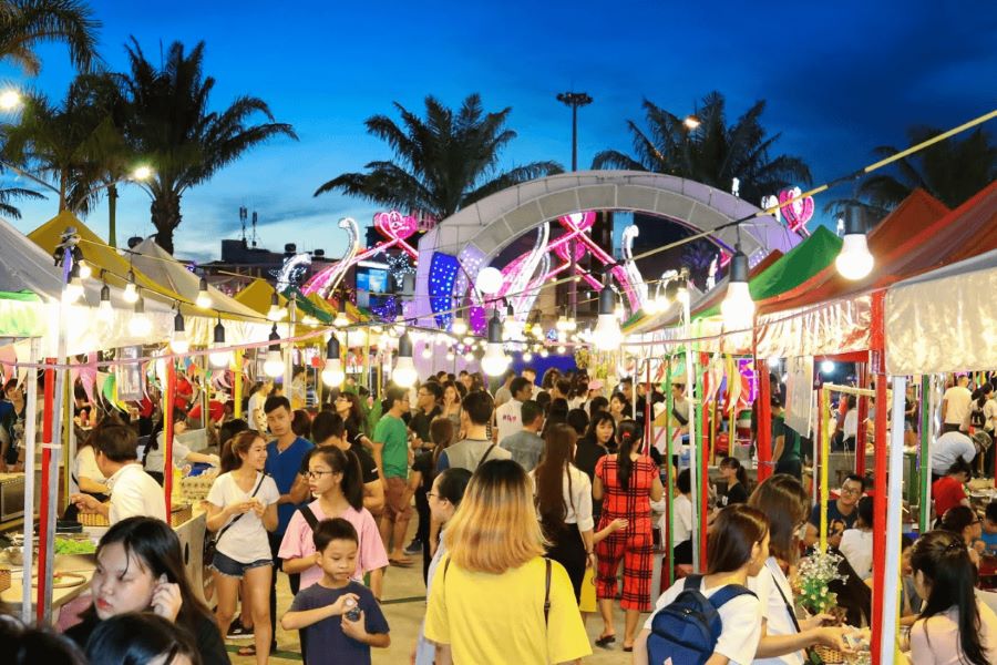 The night market features a variety of stalls for visitors to explore 