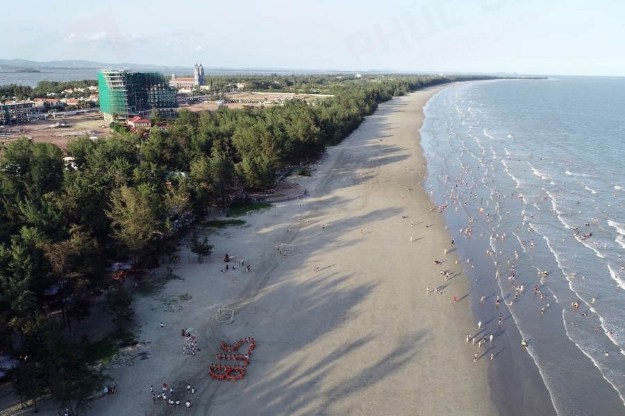 Tra Co Beach becomes bustling in the summer