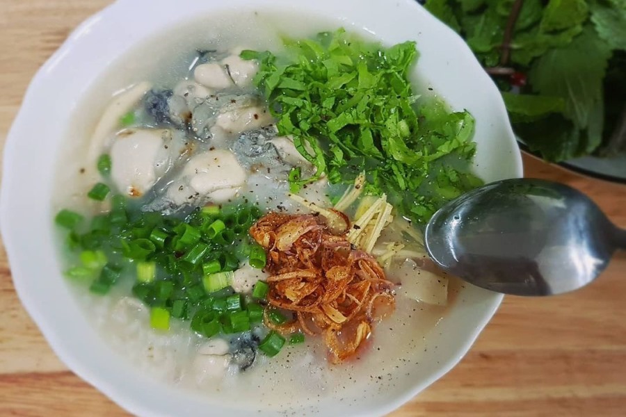 Enjoying hot and delicious oyster porridge at the beach